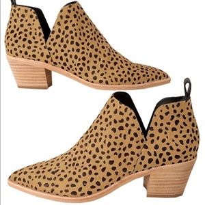 Fall Leopard pointy toe booties with side cutout